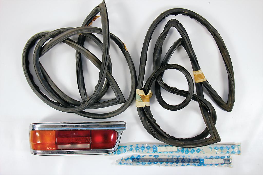 MERCEDES-BENZ mixed lot, among it sealing frames for: MERCEDES-BENZ mixed lot, among it sealing frames for Mercedes-Benz 600 W100, part number 100 670 04 39, taillight (left) for Mercedes-Benz 600 W100, and 2 face plates left + right for Mercedes-Benz 60