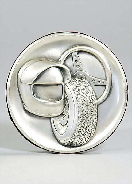 plastic worked badge with helmet, tyre and steeri: plastic worked badge with helmet, tyre and steering wheel, back with engraving: 1971 24 heures du Mans, Porsche 917 K, Marko by Lennep; 12 cm in diameter, good condition German Description: Plastisch