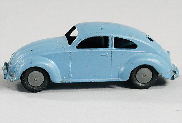 MÄRKLIN KdF-car No. 9, casting, 10.5 cm ,blue var: MÄRKLIN KdF-car No. 9, casting, 10.5 cm ,blue varnished, with small scratches on the paintwork, good condition German Description: MÄRKLIN KdF-Wagen Nr. 9, Guss, 10,5 cm ,blau lackiert, kl. Lackfehl
