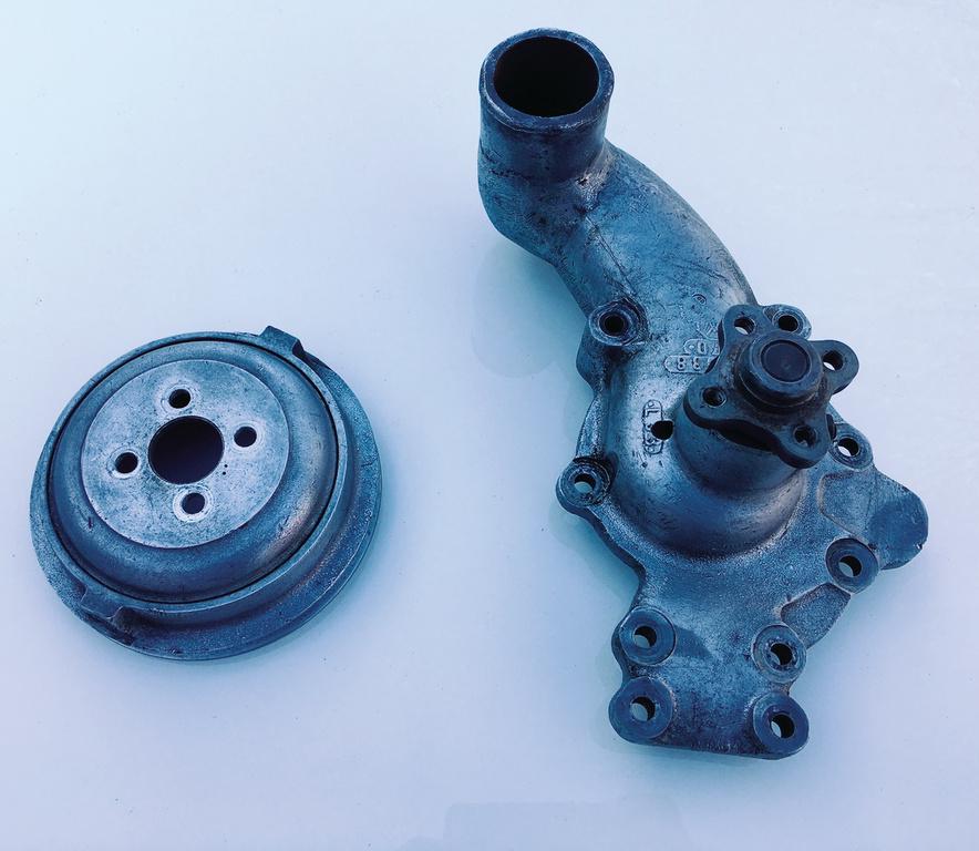 JAGUAR 1955-1957, original aluminum water pump for (1 of 9)