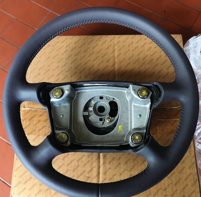 PORSCHE leather steering wheel for Porsche 911 (993),: PORSCHE leather steering wheel for Porsche 911 (993), color: "Rubicon", part number: 993.347.804.56, with original box, as good as new German Description PORSCHE Lederlenkrad für Porsche 911 (993), F