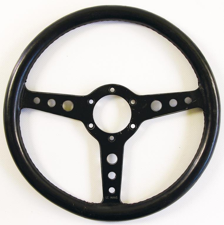PORSCHE / MOMO racing steering wheel Momo "Le Mans": PORSCHE / MOMO racing steering wheel Momo "Le Mans" among others for Porsche 911, 904, 906, 908, with a diameter of 32cm, good condition German Description PORSCHE / MOMO Rennlenkrad Momo ?Le Mans? u.