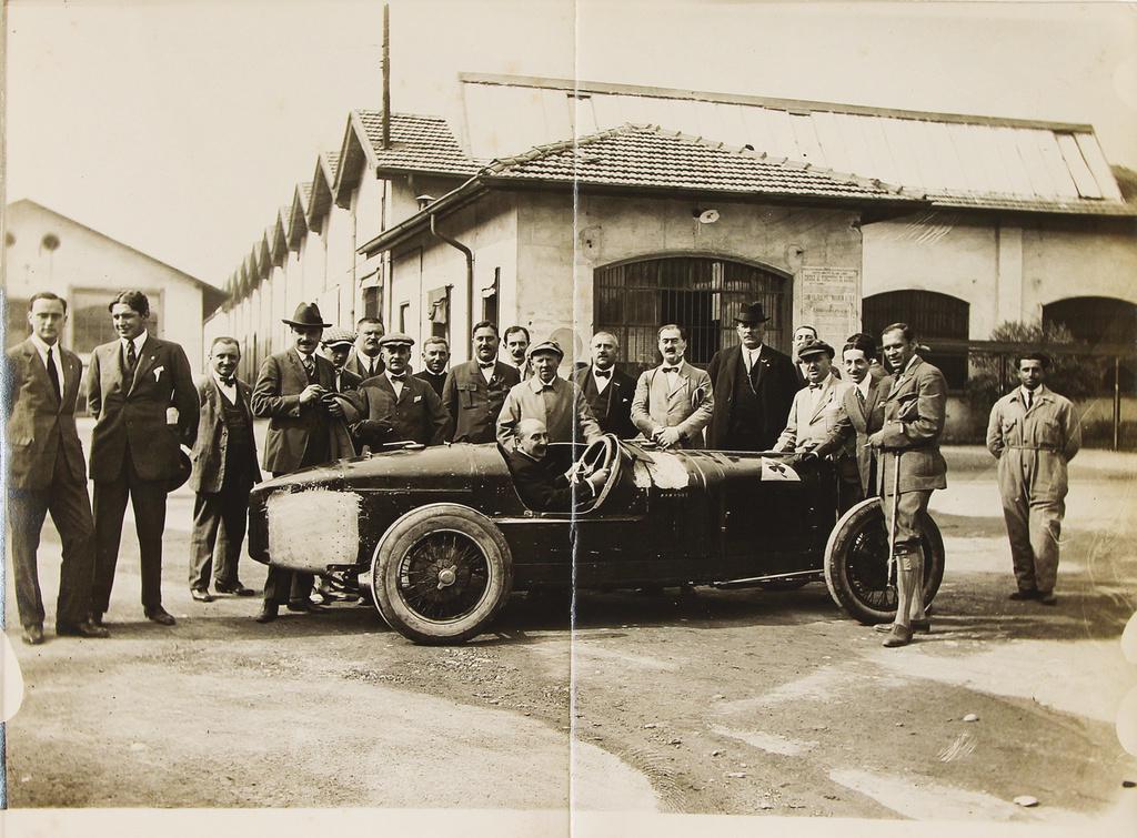ALFA ROMEO original B/W photo, Nicola Romeo at the: ALFA ROMEO original B/W photo, Nicola Romeo at the steering wheel of the new Alfa Romeo P2, one fold, beautiful photo, 18x24cm German Description ALFA ROMEO original s/w Aufnahme, Nicola Romeo am Steu