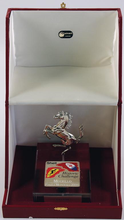 FERRARI / MASERATI 2000, trophy Shell Ferrari Maserati: FERRARI / MASERATI 2000, trophy Shell Ferrari Maserati Historic Challange Mugello Finali Monidali 2000, Cavallino Rampante mounted on a Perspex base, height: 16cm, depth: 14cm, in the case, good condi