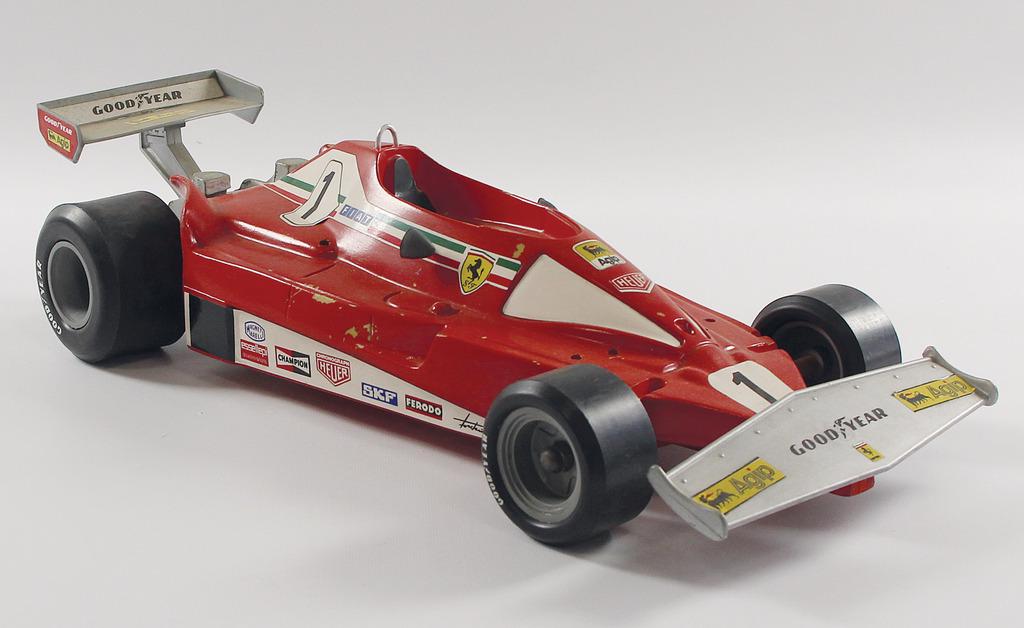 FERRARI /MONTANARO model car Ferrari 312 T2, wooden model with integrated bottle, manufacturer (1 of 1)