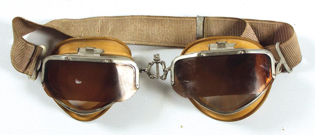 '30s/'40s driver glasses, manufacturer with foldable sun protection, upholstery made of caoutchouc,: '30s/'40s driver glasses, manufacturer with foldable sun protection, upholstery made of caoutchouc, manufacturer "Brevetto Forpais Franchini", 1 glass is missing German Description 30/40 Jahre Fahrerb