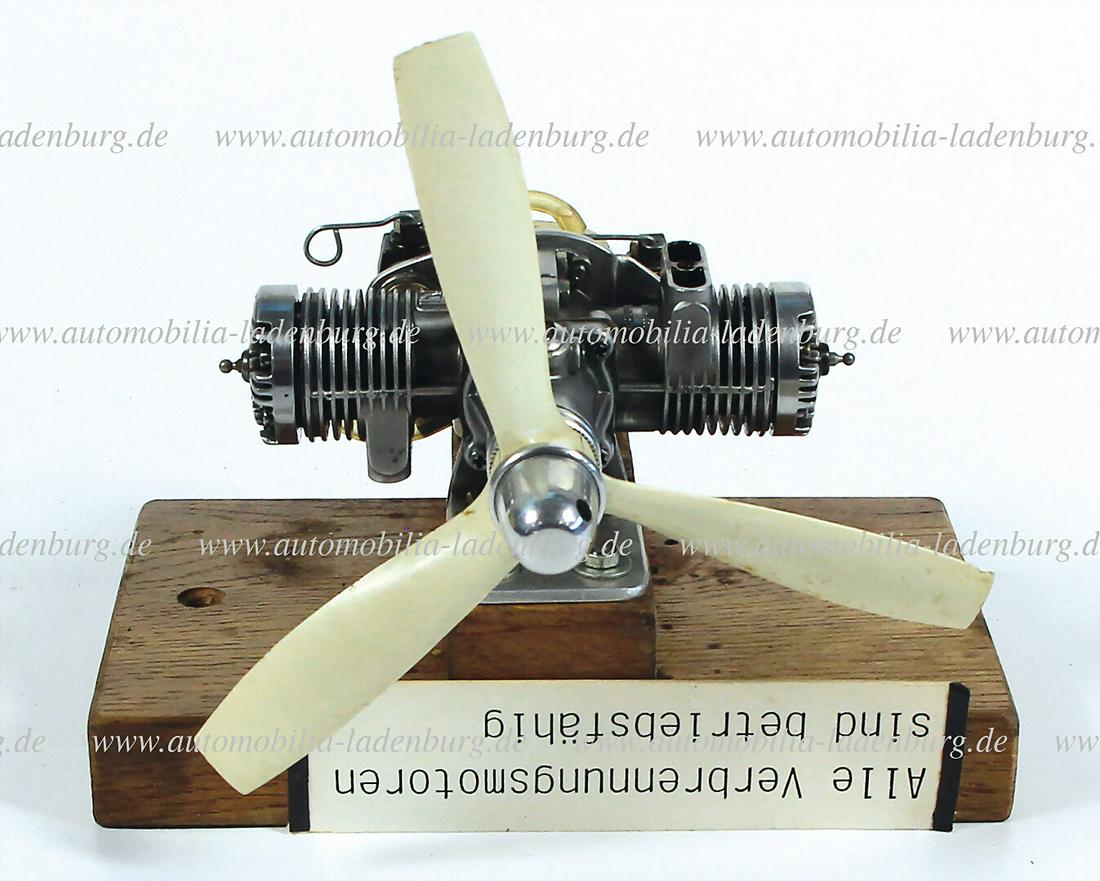 '60s, two cylinder boxer aero engine model, working, 16x18x18cm German Description 60er Jahre,: '60s, two cylinder boxer aero engine model, working, 16x18x18cm German Description 60er Jahre, Zweizylinder Boxer Flugmotormodell, funktionsfähig, 16x18x18cm