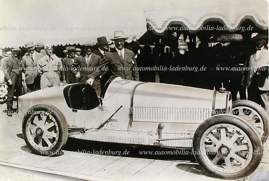 BUGATTI original B/W photo, Ettore Bugatti with a Bugatti type 35, 11x16cm   German Description (1 of 2)