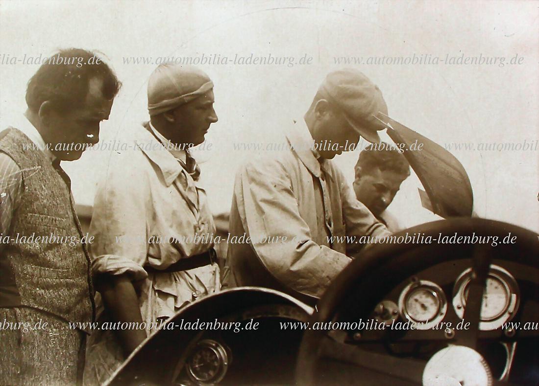 DAIMLER MOTOREN GESELLSCHAFT Grand Prix Monza 1924, original B/W photo, Dr. Ferdinand Porsche,: DAIMLER MOTOREN GESELLSCHAFT Grand Prix Monza 1924, original B/W photo, Dr. Ferdinand Porsche, Alfred Neubauer and Christian Werner at the Mercedes 8 cylinder Grand Prix racing car, 13x18cm German Des