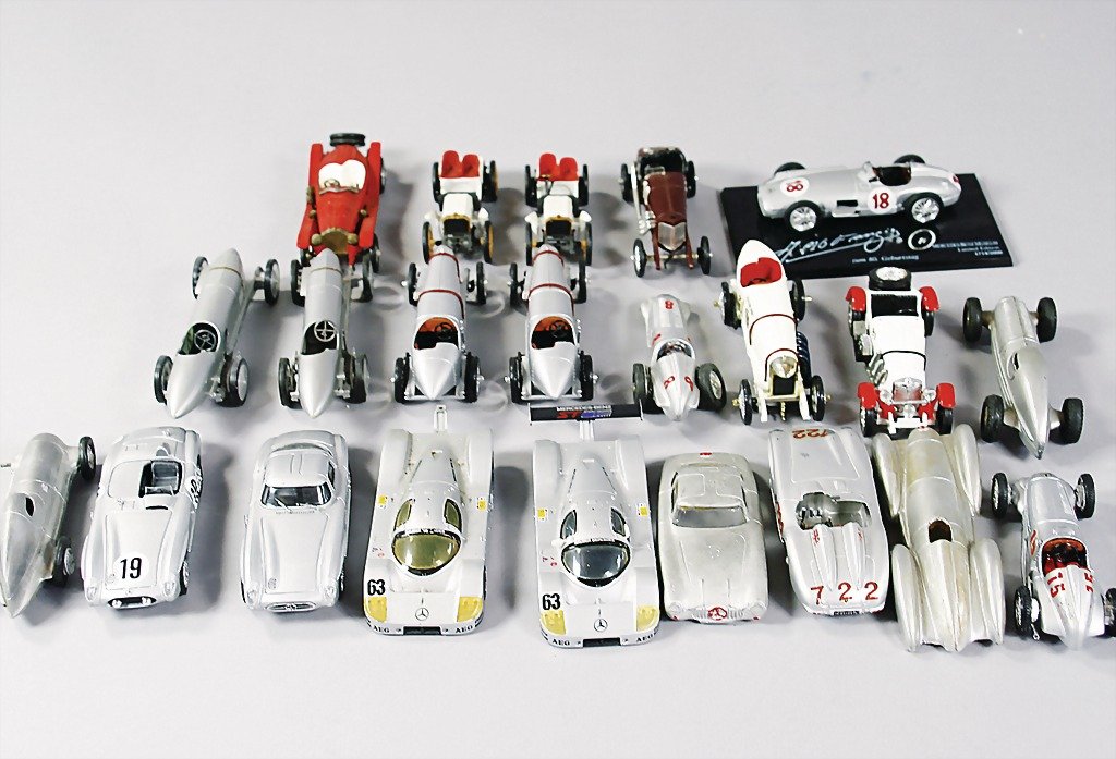 mixed lot of 25 pieces, model cars, scale 1:43, t: mixed lot of 25 pieces, model cars, scale 1:43, types Blitzen-Benz, partially damaged resp. not complete, e.g. W 25 Stromline, W 196, W 125, 300 SLR, etc. German: Konv. 25-teilig, Modellautos, Maßsta