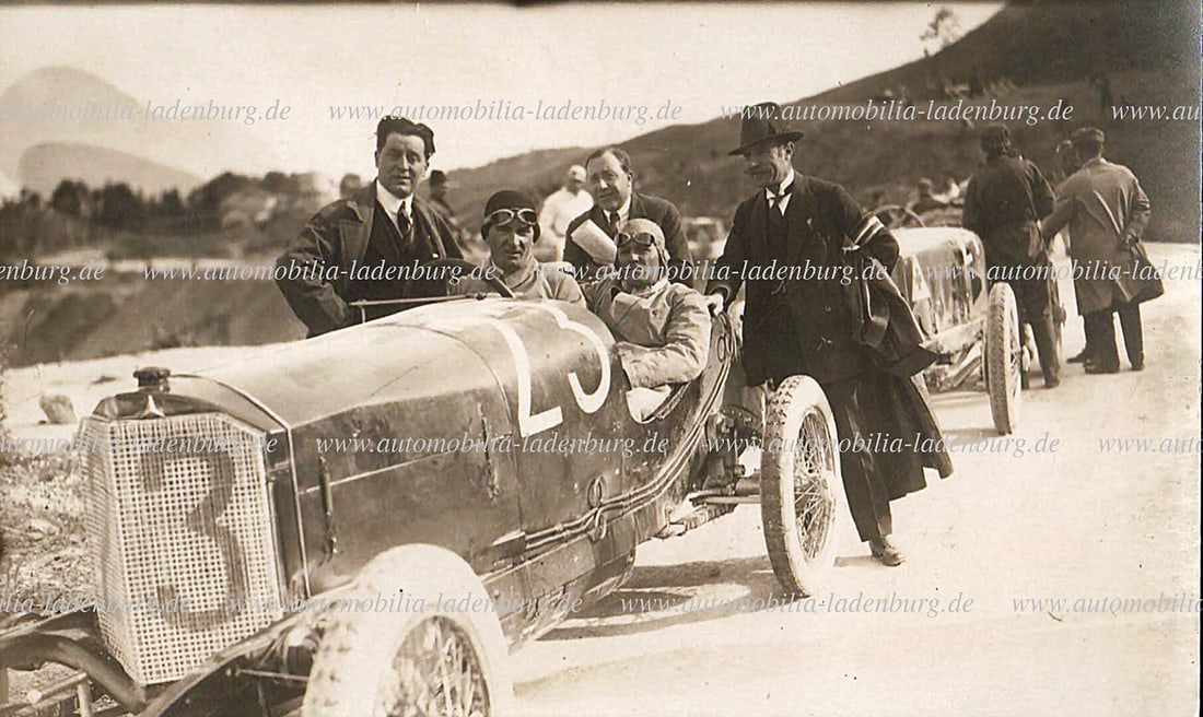 MERCEDES original B/W photo / photo postcard Christian Werner in a Mercedes, left beside him count: MERCEDES original B/W photo / photo postcard Christian Werner in a Mercedes, left beside him count Giulio Masetti, 9x14cm German Description MERCEDES Original s/w Aufnahme / Fotopostkarte Christian We