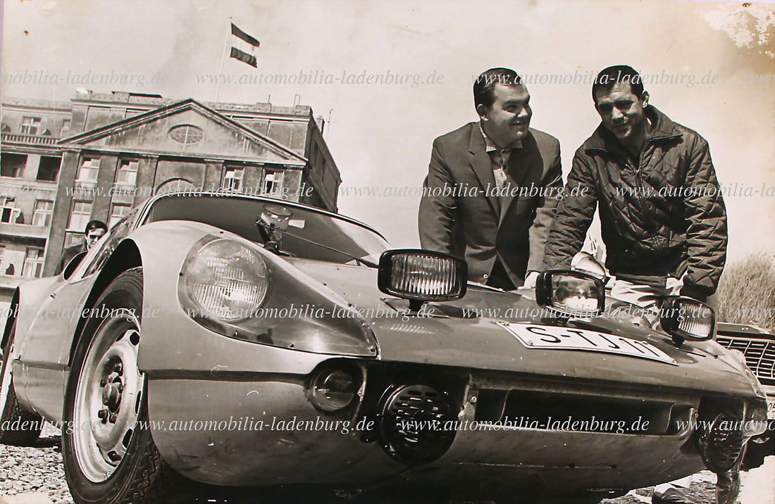 PORSCHE 1964, original B/W photo Ben Pon and Rolf Wütherich beside Porsche 904 Carrera GTS, (1 of 2)