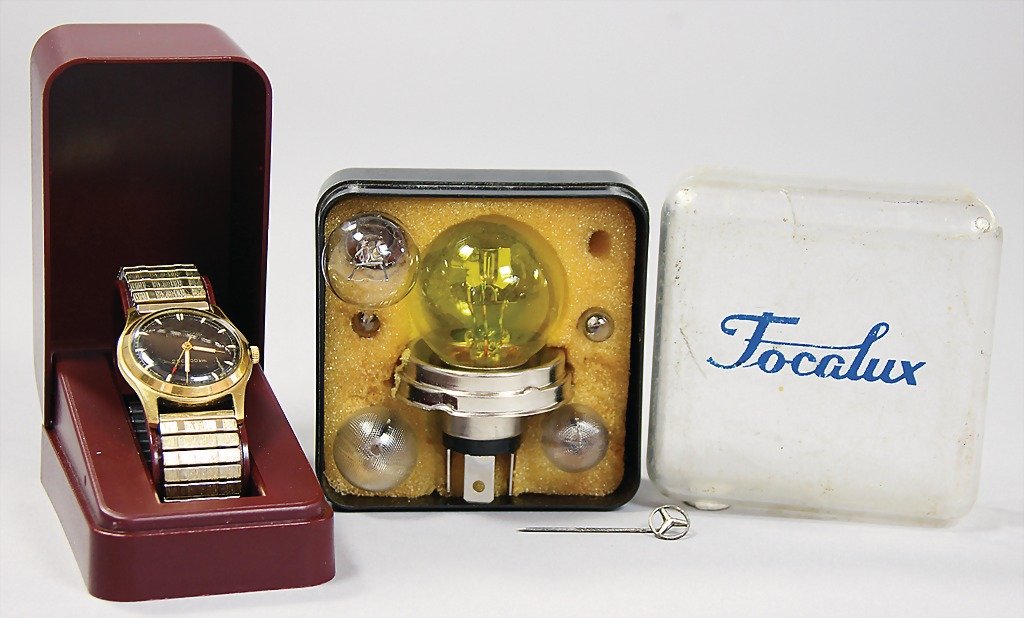 mixed lot of 3 pieces, 1x Büssing, golden clock f: mixed lot of 3 pieces, 1x Büssing, golden clock for 250,000 km, (gilded), working; 1x '50s/'60s, Focalux, spare bulbs in original box, 1 bulb is missing, otherwise complete condition; 1x pin, Mercede