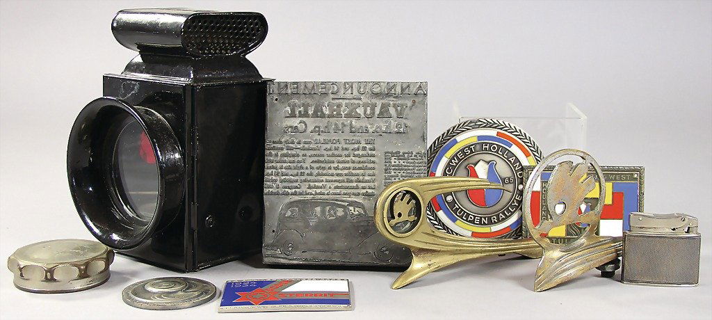 mixed lot of 10 pieces, among them 2 emblems Skod: mixed lot of 10 pieces, among them 2 emblems Skoda, 1 Ford grease cap type A, 1x Ford paraffin lamp, 3 badges: No. 1: 9th Tulpenrallye Netherlands RAC West, No. 2: Tulpenrallye badge 1965, No. 3: badg