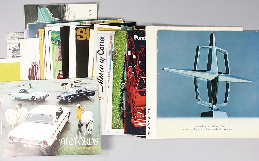 mixed lot of US sales brochures/ catalogs/flyers, parti: mixed lot of US sales brochures/ catalogs/flyers, partially in German, partially in English, c. '60s, among them brochure, Chevrolet Sixty-One/ folder "The 1962 Fords"/ sales catalog, Fords 60/ sales 