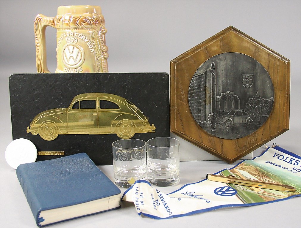 VOLKSWAGEN, mixed lot of 9 pieces, high-quality, among : VOLKSWAGEN, mixed lot of 9 pieces, high-quality, among them a ballpoint with 4 colors, Montblanc, with Volkswagen engraving gold; 2x Rosenthal shot glasses with Volkswagen motif, '50s; 1x pennant, Vol