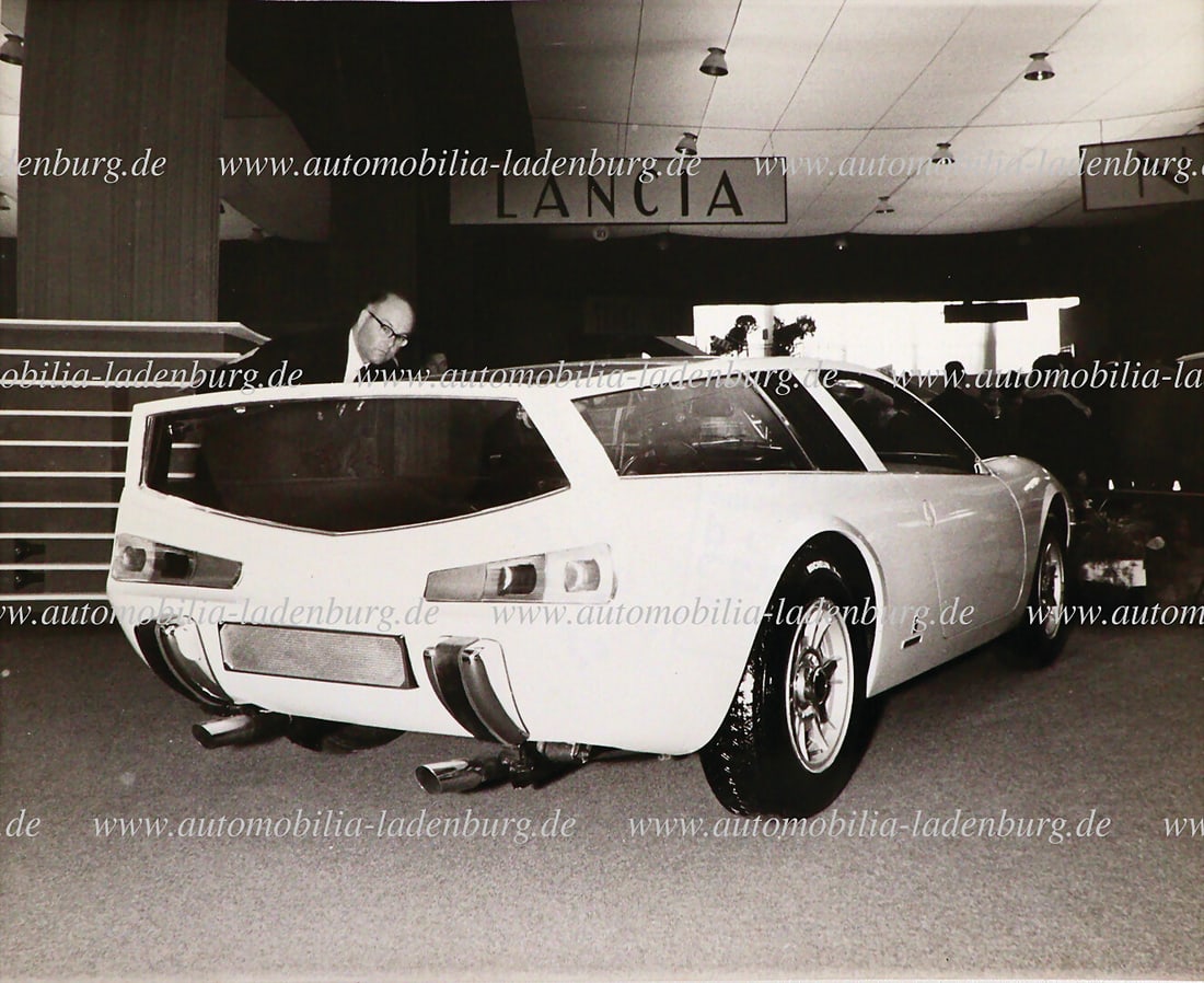 FIAT Original b/w photo / press photo Fiat Dino "Parigi" Pininfarina prototype, exhibition stand (1 of 2)