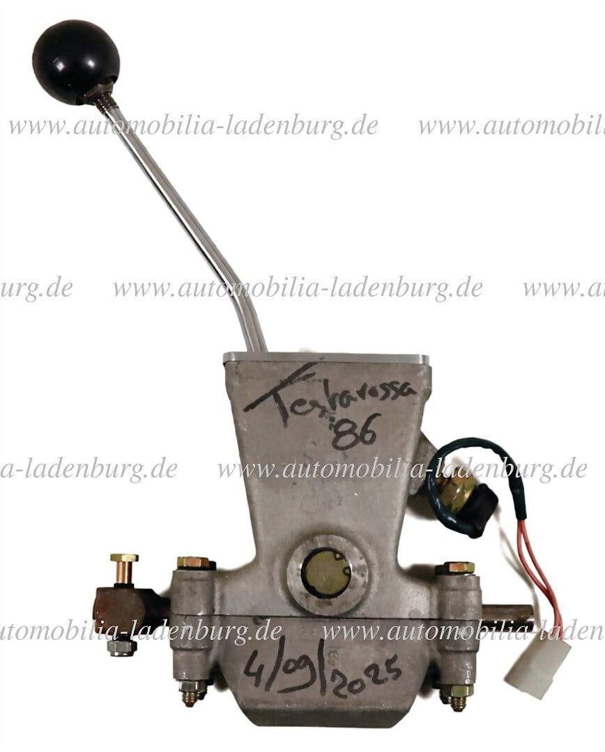 FERRARI 1986, Ferrari Testarossa gearbox, used, gear knob slightly damaged, not tested for function (1 of 2)