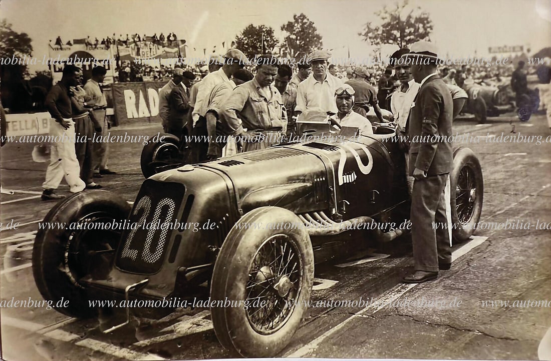 MASERATI original b/w photo, Luigi Fagioli at the wheel of the Maserati V5, Italian Grand Prix Monza: MASERATI original b/w photo, Luigi Fagioli at the wheel of the Maserati V5, Italian Grand Prix Monza 1932, 12x18cm German Description MASERATI original s/w Aufnahme, Luigi Fagioli am Steuer des Masera