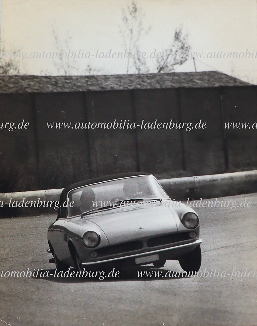 ASA Original b/w photograph ASA 1000 Cabriolet, during test drives in Modena, 27.5x21cm, stamped: ASA Original b/w photograph ASA 1000 Cabriolet, during test drives in Modena, 27.5x21cm, stamped "Farabola", minimal damage to the edge, otherwise good condition, rare photograph German Description AS