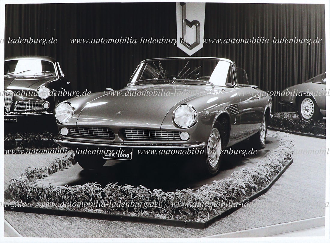 ASA Original b/w photo ASA 1000 Cabriolet on the Bertone exhibition stand, 17,5x23,5cm, nice photo: ASA Original b/w photo ASA 1000 Cabriolet on the Bertone exhibition stand, 17,5x23,5cm, nice photo German Description ASA Original s/w Aufnahme ASA 1000 Cabriolet auf dem Bertone Messestand, 17,5x23,5