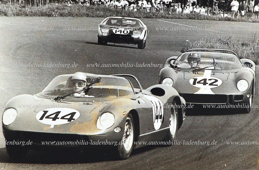 FERRARI Original b/w photo Vaccarella / Scarfiotti on Ferrari 275P (#0820) in front of Hill /: FERRARI Original b/w photo Vaccarella / Scarfiotti on Ferrari 275P (#0820) in front of Hill / Ireland on Ferrari 275P (#0818), 1000KM Nürburgring 1964, 14,5x21cm German Description FERRARI Origin