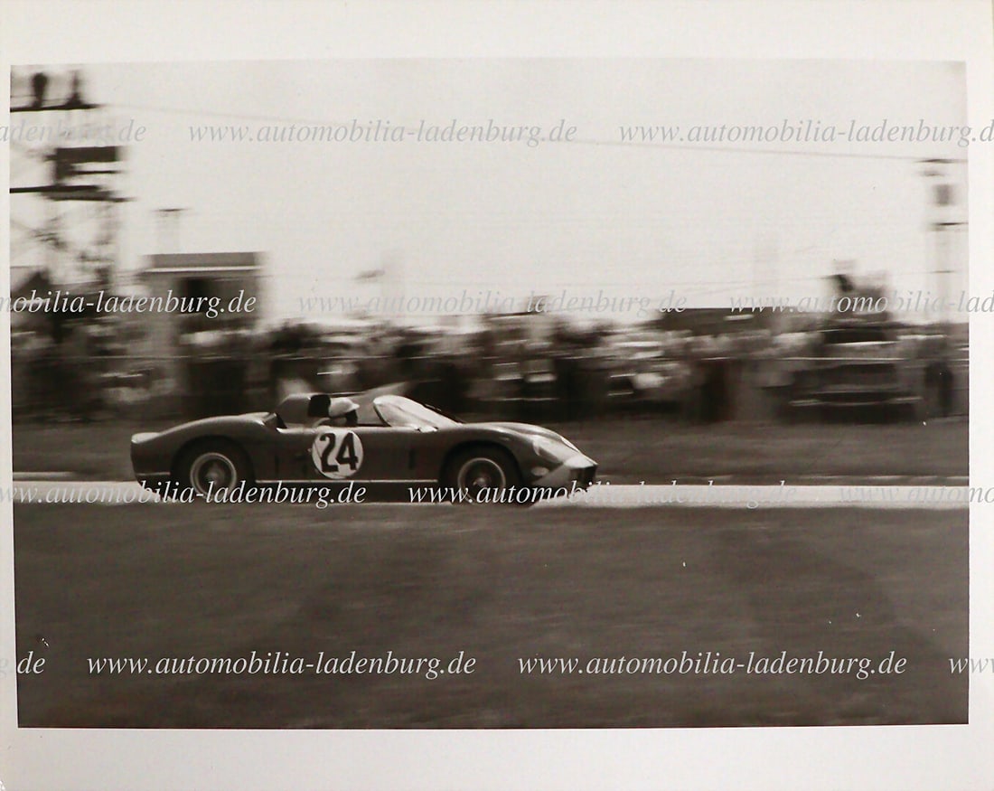 FERRARI Original b/w photo Joakim Bonnier on Ferrari 330P (#0818), 12 Hours of Sebring 1964,: FERRARI Original b/w photo Joakim Bonnier on Ferrari 330P (#0818), 12 Hours of Sebring 1964, 20,5x25,5cm German Description FERRARI Original s/w Aufnahme Joakim Bonnier auf Ferrari 330P (#0818), 12 St