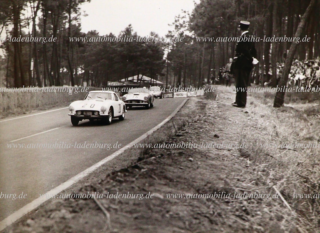 FERRARI Original b/w photo Fayen / Munaron on Ferrari 250GT "Interim" Berlinetta (#1377GT in front: FERRARI Original b/w photo Fayen / Munaron on Ferrari 250GT "Interim" Berlinetta (#1377GT in front of Grossmann / Tavano on Ferrari 250 GT California Spyder (#1451GT), Le Mans 1959, 16,5x22cm German D