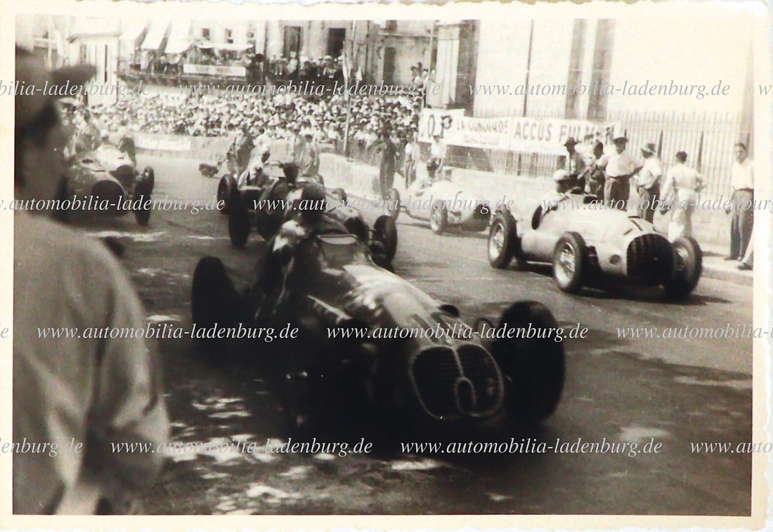 FERRARI Original b/w photo winner Juan Manuel Fangio on Maserati 4CLT/48 / José Froilán: FERRARI Original b/w photo winner Juan Manuel Fangio on Maserati 4CLT/48 / José Froilán González on Ferrari 166 F2, Anglouleme Formula 2 1950, 8,5x12,5cm German Description FERRARI Orig