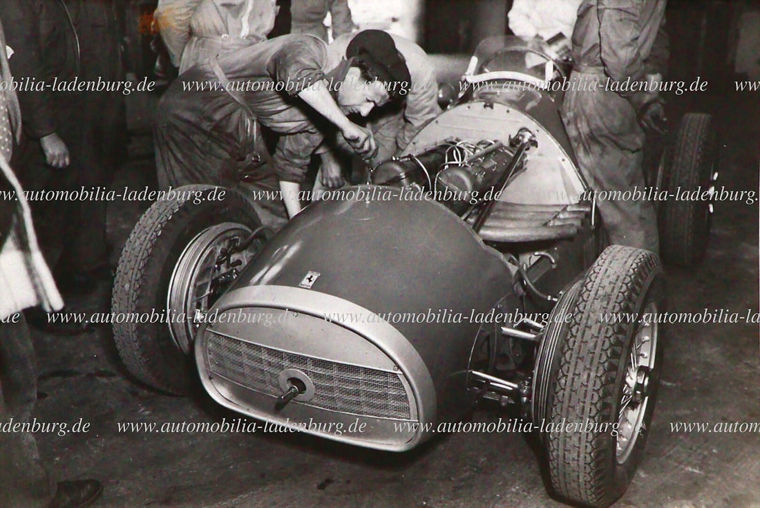 FERRARI Original b/w photograph Ferrari 500, GP de Pau 1952, stamped "M.L. Rosenthal", 11,5x17cm (1 of 2)
