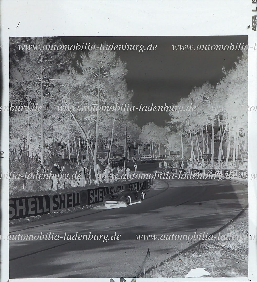 FERRARI Le Mans 1964, original b/w negative (6x6cm), the Ferrari 330P (#0818) by Hill / Bonnier,: FERRARI Le Mans 1964, original b/w negative (6x6cm), the Ferrari 330P (#0818) by Hill / Bonnier, professional photo (incl. copyright) German Description FERRARI Le Mans 1964, original s/w Negativ (6x6