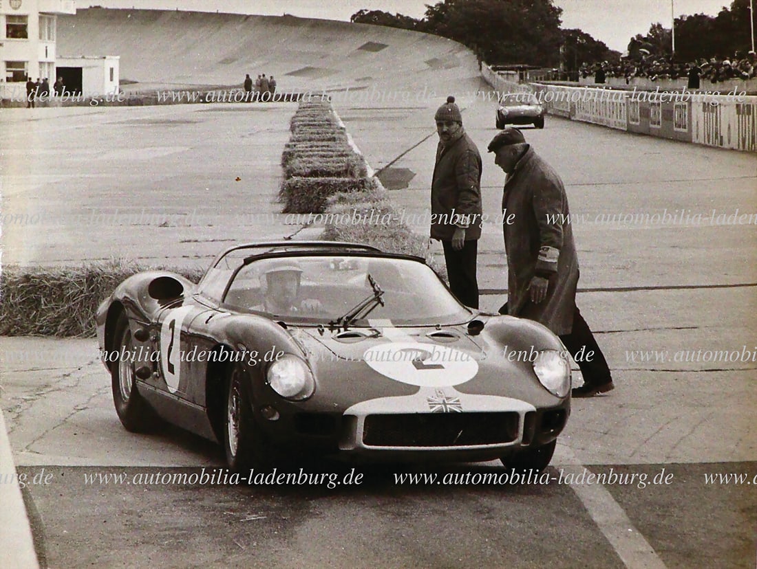 FERRARI Original b/w photo Hill / Bonnier on Ferrari 330P (#0818) 1000KM Paris 1964, 18x24cm,: FERRARI Original b/w photo Hill / Bonnier on Ferrari 330P (#0818) 1000KM Paris 1964, 18x24cm, stamped "Photo Actualites Le Mans" German Description FERRARI Original s/w Aufnahme Hill / Bonnier auf Fer