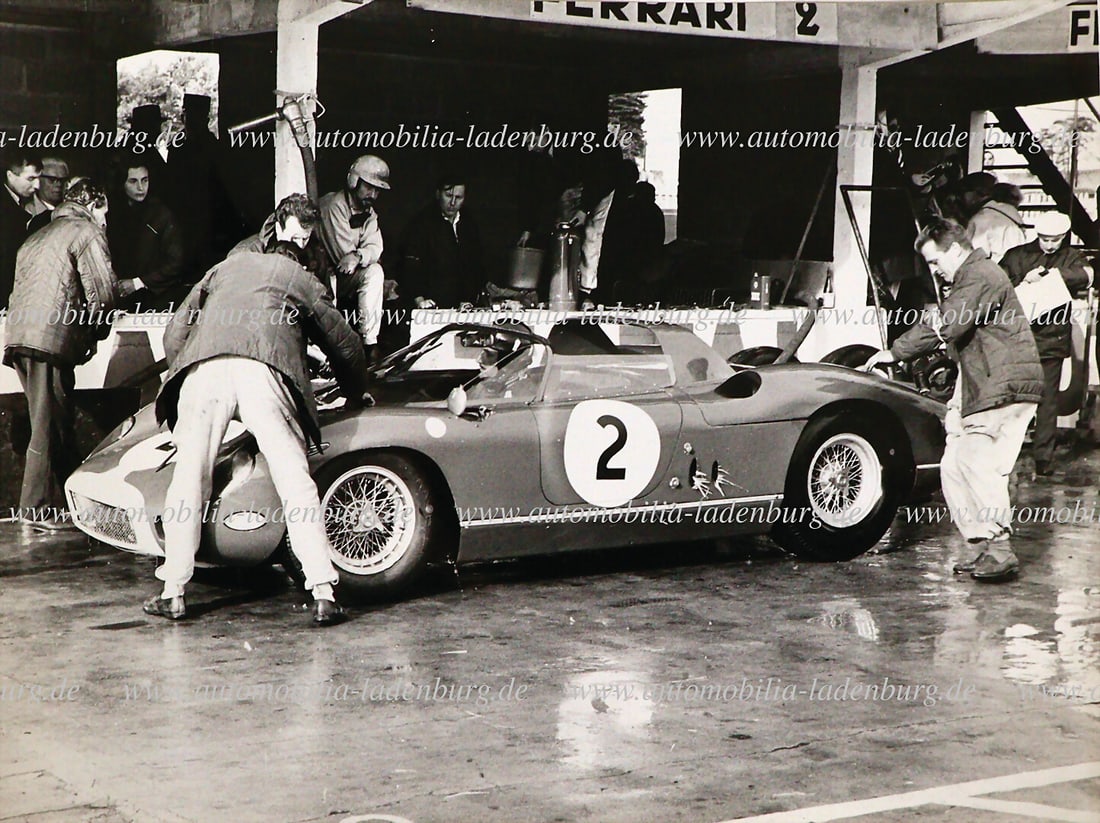 FERRARI Original b/w photo Hill / Bonnier on Ferrari 330P (#0818), in the pit lane 1000KM Paris: FERRARI Original b/w photo Hill / Bonnier on Ferrari 330P (#0818), in the pit lane 1000KM Paris 1964, in the background Battista Pininfarina, 18x24cm, stamped "Photo-Actualites Le Mans" German Descrip