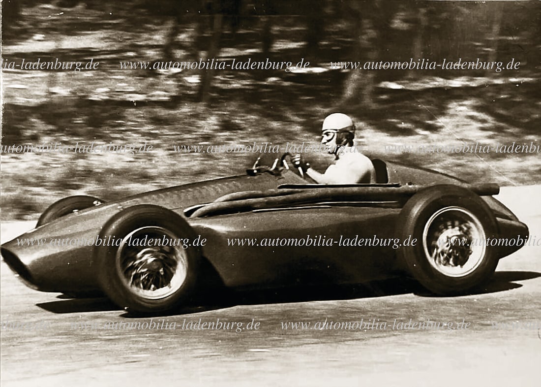 FERRARI Original b/w photograph Alberto Ascari on Ferrari 553 Supersqualo, during test drives,: FERRARI Original b/w photograph Alberto Ascari on Ferrari 553 Supersqualo, during test drives, 10x15cm German Description FERRARI Original s/w Aufnahme Alberto Ascari auf Ferrari 553 Supersqualo, bei 