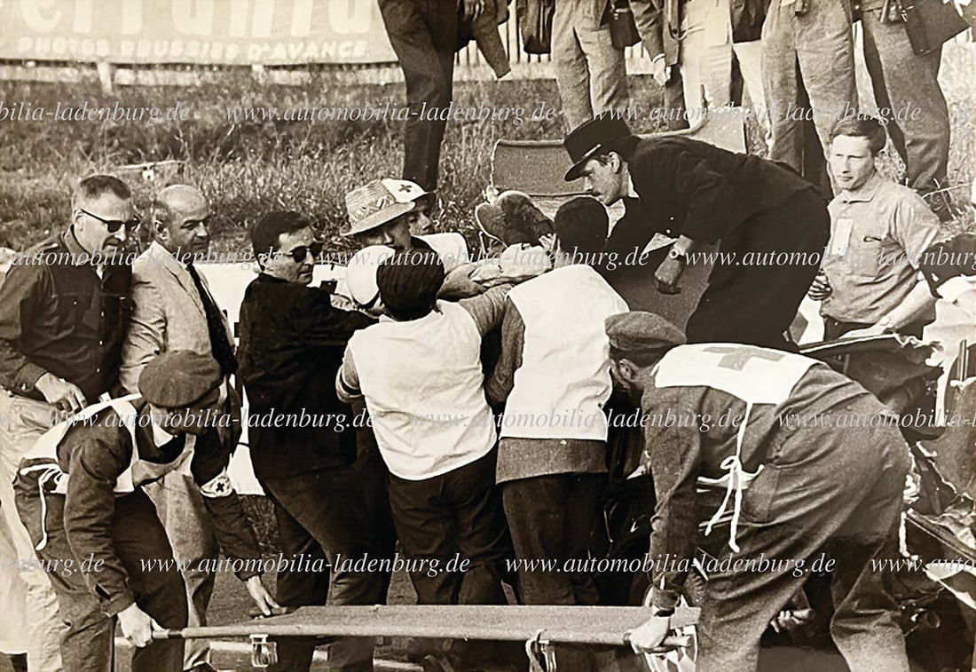 FERRARI Original b/w photo of Giancarlo Baghetti receiving medical assistance after his accident on: FERRARI Original b/w photo of Giancarlo Baghetti receiving medical assistance after his accident on Ferrari 275P (#0812), Le Mans 1964, 13x18cm German Description FERRARI Original s/w Aufnahme Giancar