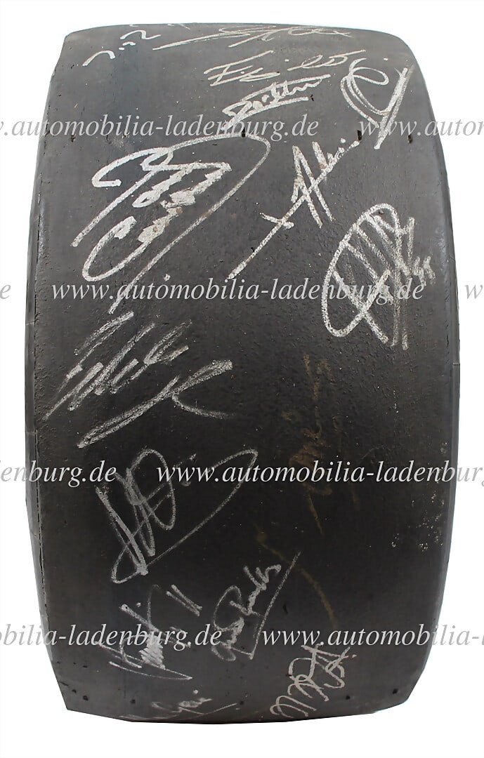 FERRARI Original Formula 1 tire M. Schumacher World Champion 2004, Good Year Eagle with 21 hand: FERRARI Original Formula 1 tire M. Schumacher World Champion 2004, Good Year Eagle with 21 hand signatures of the drivers of the 2004 season, including World Champion Michael Schumacher, Villeneuve, P