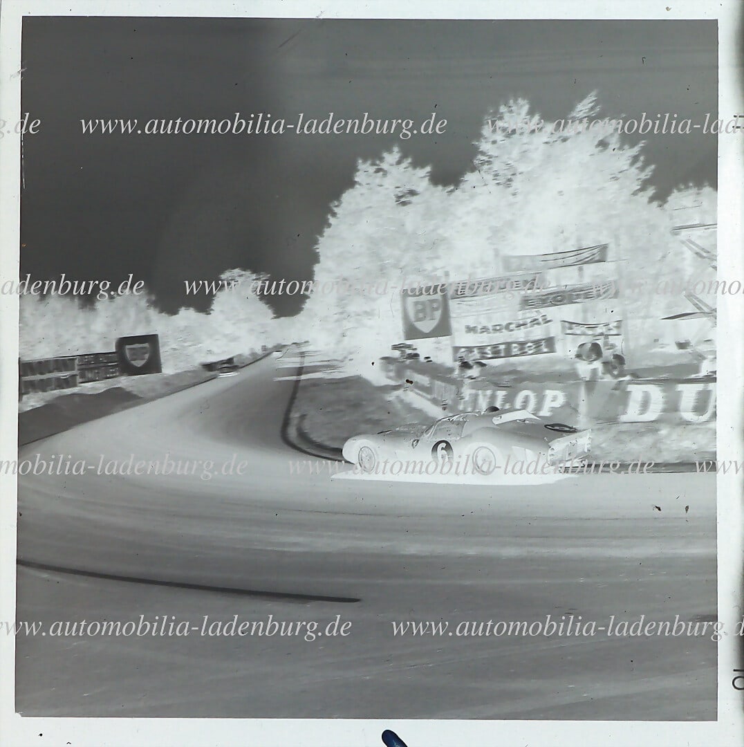FERRARI Le Mans 1962, original b/w photo of the Ferrari 330 TRI/LM (#0808) by Gendebien / Hill,: FERRARI Le Mans 1962, original b/w photo of the Ferrari 330 TRI/LM (#0808) by Gendebien / Hill, 6x6cm, professional photo (incl. copyright) German Description FERRARI Le Mans 1962, original s/w Aufnah