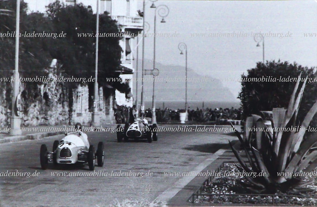 original b/w photo Grand Prix Genoa 1951, Antonio 'Toni' Branca (54) on Simca-Gordini T15 (Antonio: original b/w photo Grand Prix Genoa 1951, Antonio 'Toni' Branca (54) on Simca-Gordini T15 (Antonio Branca) in front of Rudolf 'Rudi' Fischer (24) on Ferrari 212/166 (Ecurie Espadon), 14x9 cm German De