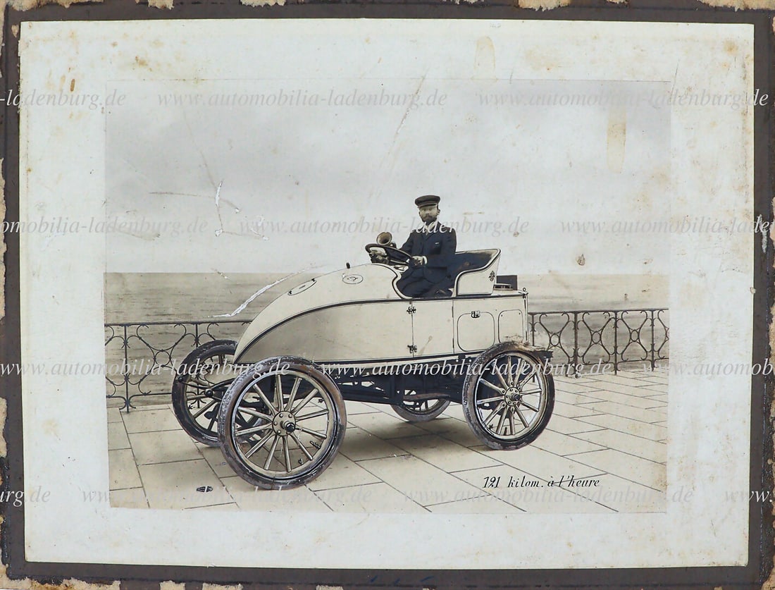LÃ‰ON SERPOLLET April 13, 1902, original b/w cabinet photo, LÃ©on Serpollet on: LÃ‰ON SERPOLLET April 13, 1902, original b/w cabinet photo, LÃ©on Serpollet on Gardner Serpollet. The photo was taken after his speed record for the flying kilometer (121km/h) in 
