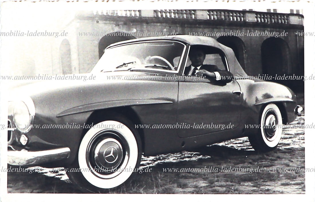 HANS HERRMANN December 1956, original b/w photo, Hans Herrmann in his Mercedes Benz 190 SL in front (1 of 2)