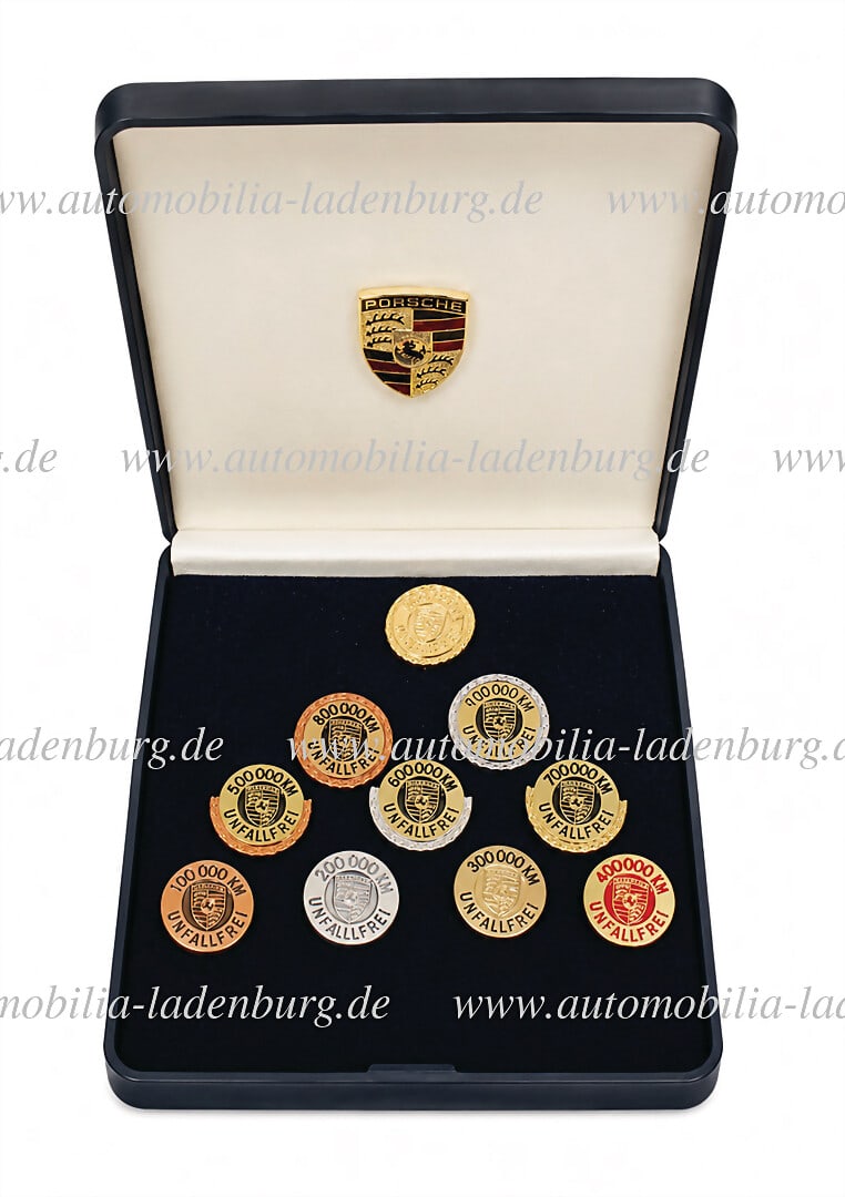 PORSCHE Mixed lot of 10 badges for accident-free kilometers 100.000Km - 1.000.000Km, in case box: PORSCHE Mixed lot of 10 badges for accident-free kilometers 100.000Km - 1.000.000Km, in case box German Description PORSCHE Konvolut 10 Anstecknadeln fÃ¼r Unfallfreie Kilometer 100.000Km - 1