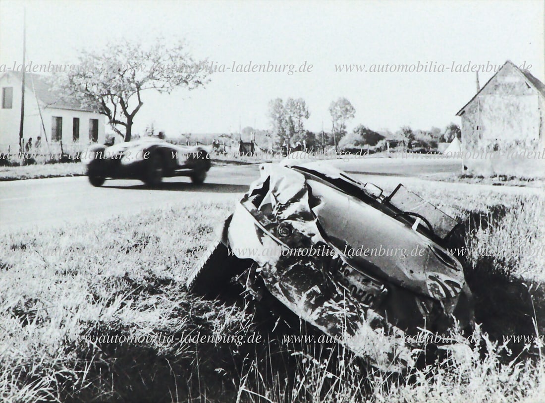 FERRARI original b/w photo, the Ferrari 340 MM Vignale Spyder (#0284AM) accident car of the fatally: FERRARI original b/w photo, the Ferrari 340 MM Vignale Spyder (#0284AM) accident car of the fatally injured Tom Cole, Le Mans 1953, 18x24cm German Description FERRARI original s/w Aufnahme, der Ferrar