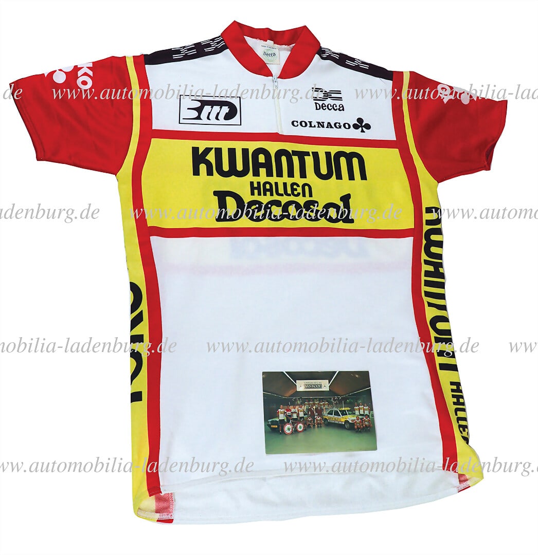 KWANTUM-HALLEN-DECOSOL Mixed lot of 2 pieces, including original Kwantum indoor Decosol jersey: KWANTUM-HALLEN-DECOSOL Mixed lot of 2 pieces, including original Kwantum indoor Decosol jersey (manufacturer Decca), size 5, and factory postcard cycling team 1986, 10.5x15cm German Description KWANTU