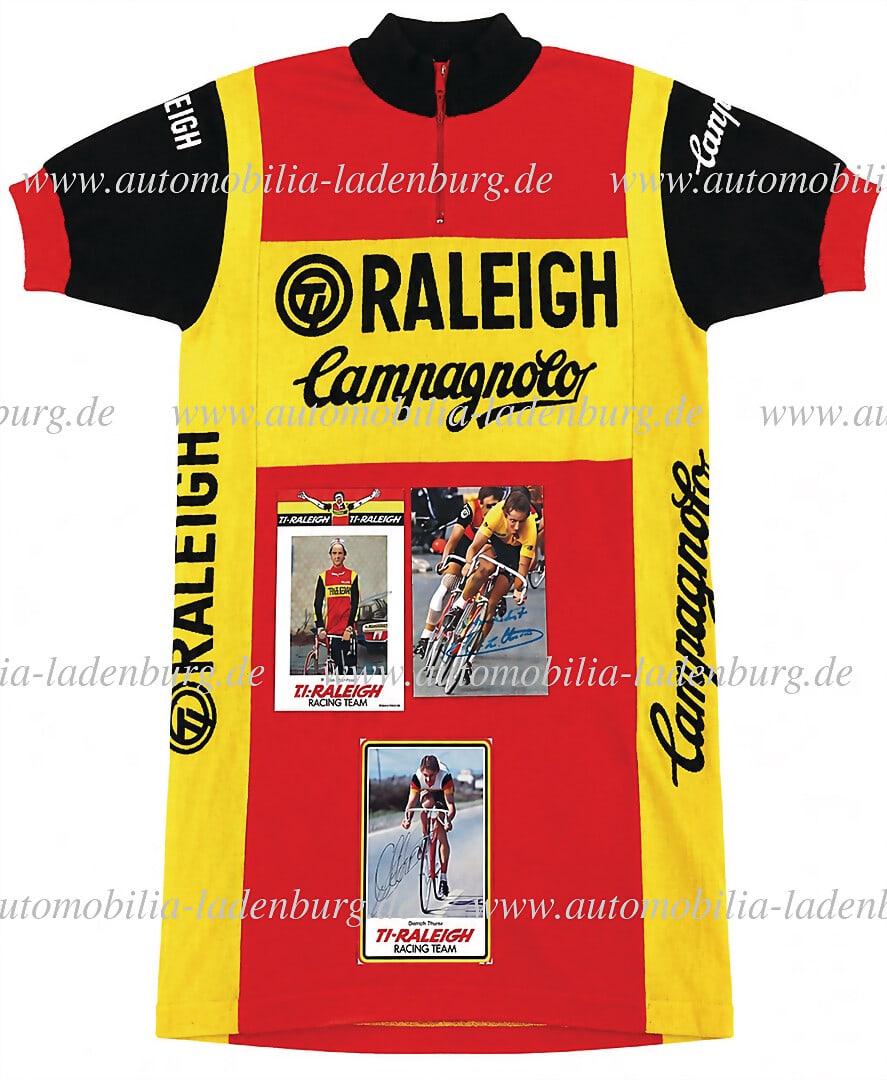 TI-RALEIGH / DIDI THURAU mixed lot of 4 pieces, including original T.I. Raleigh jersey (manufacturer: TI-RALEIGH / DIDI THURAU mixed lot of 4 pieces, including original T.I. Raleigh jersey (manufacturer unknown), size 4, missing part at the back of the collar, and 3 hand-signed Didi Thurau factory pos
