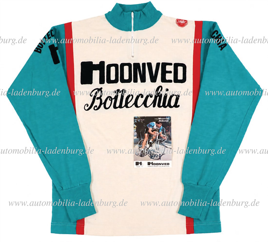 HOONVED BOTTECCHIA Mixed lot of 2 pieces, including original Hoonved Bottcchia jersey (manufacturer: HOONVED BOTTECCHIA Mixed lot of 2 pieces, including original Hoonved Bottcchia jersey (manufacturer Castelli), size 2, and signed postcard by Daniel Gisiger, 15x10.5cm German Description HOONVED BOTTE