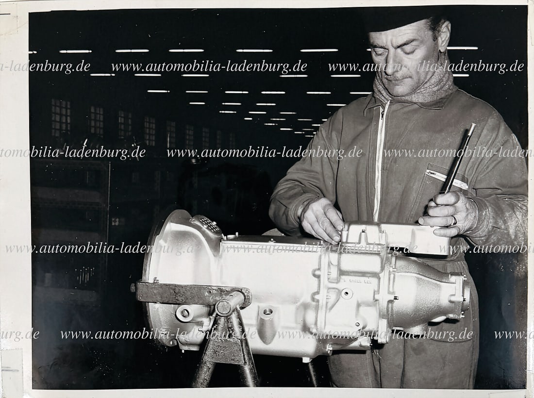 FERRARI original b/w photo of a mechanic working on the Ferrari 330GT gearbox, 16,5x22cm German: FERRARI original b/w photo of a mechanic working on the Ferrari 330GT gearbox, 16,5x22cm German Description FERRARI original s/w Aufnahme Mechaniker arbeitet am Ferrari 330GT Getriebe, 16,5x22cm