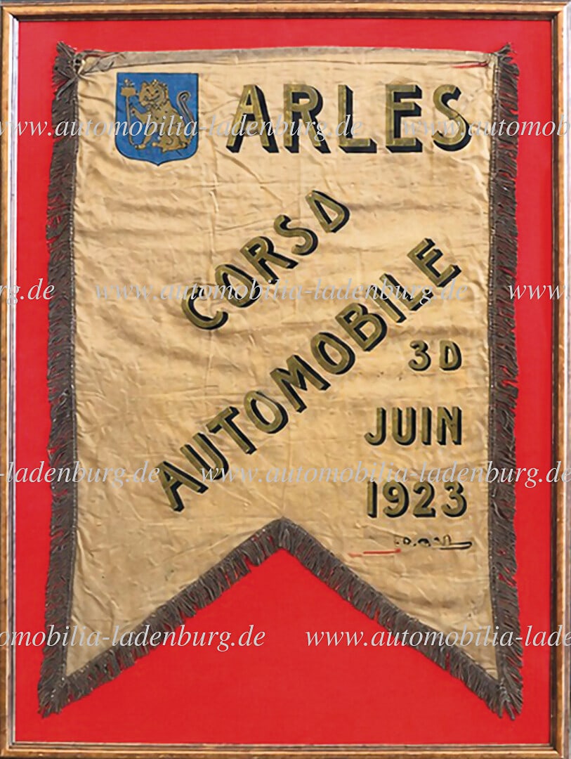 June 30, 1923, hand-painted silk banner "Arles Corso Automobile", signed M. Mail, framed, 86x62cm: June 30, 1923, hand-painted silk banner "Arles Corso Automobile", signed M. Mail, framed, 86x62cm German Description 30. Juni 1923, handbemalte Seidenfahne "Arles Corso Automobile", signiert M. Mail, 