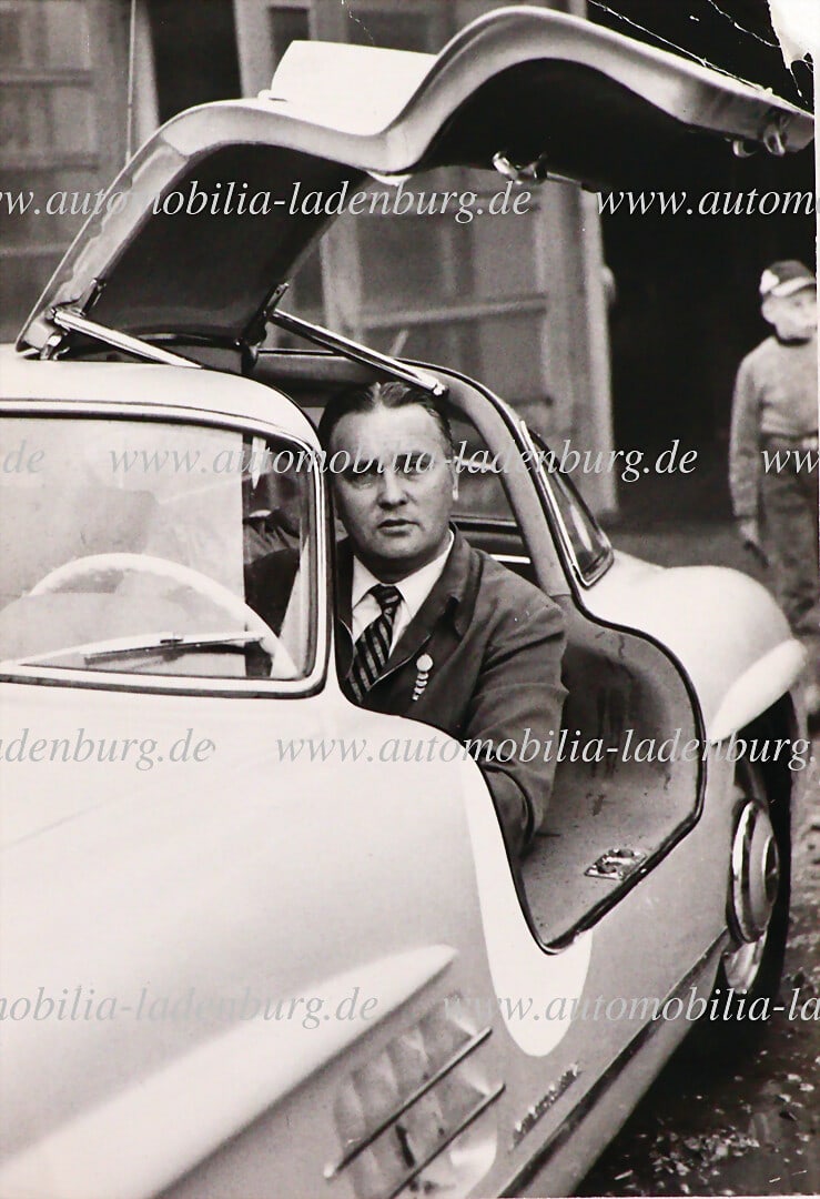 MERCEDES-BENZ Original b/w photograph of Olle Persson in his Mercedes-Benz Type 300SL (1 of 2)