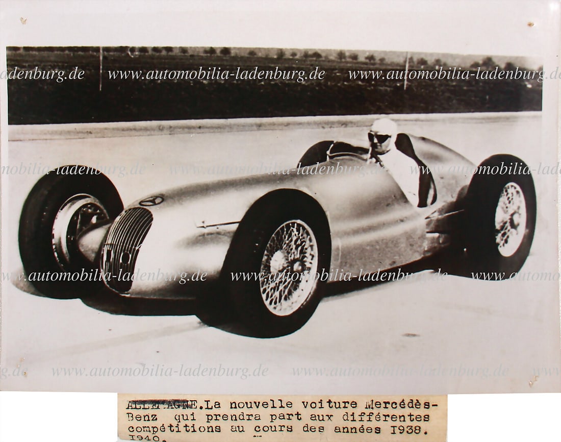 MERCEDES-BENZ Original b/w photograph Mercedes-Benz W125, during test drives in Monza 1938, stamped: MERCEDES-BENZ Original b/w photograph Mercedes-Benz W125, during test drives in Monza 1938, stamped "Meurisse Paris" German Description MERCEDES-BENZ Original s/w Aufnahme Mercedes-Benz W125, bei Test