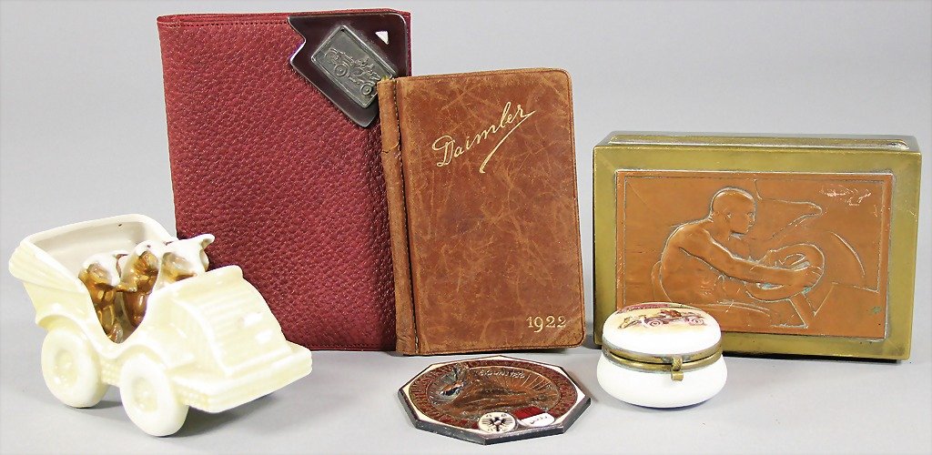 mixed lot 6 pieces, among them 1st: pocket diary Daimle: mixed lot 6 pieces, among them 1st: pocket diary Daimler Motoren-Gesellschaft 1922, No. 2: badge ADAC II district assessment drive, enameled, No. 3: pill box with car motif, No. 4: cigar box/casket br